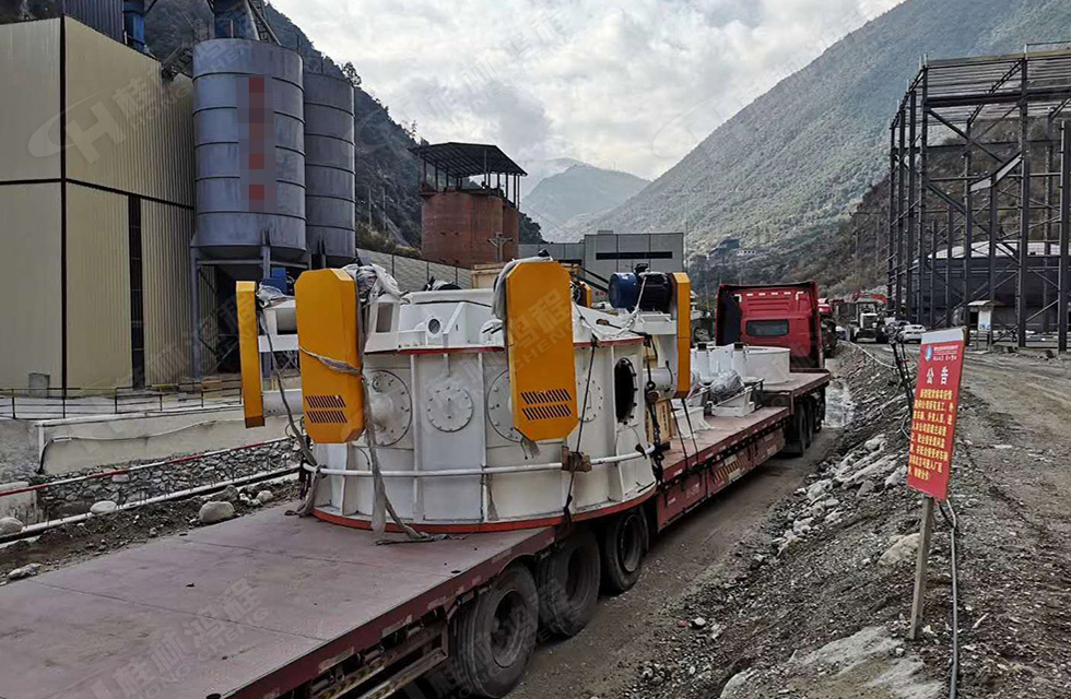 桂林鴻程董事長容棟國、總經(jīng)理林總親臨磨機安裝現(xiàn)場指導工作 桂林鴻程董事長容棟國、總經(jīng)理林總親臨磨機安裝現(xiàn)場指導工作